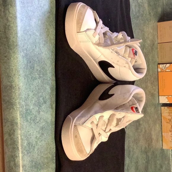 NIKE CHILD’S BLACK AND WHITE RUNNERS SIZE 2.5 US - Picture 6 of 8